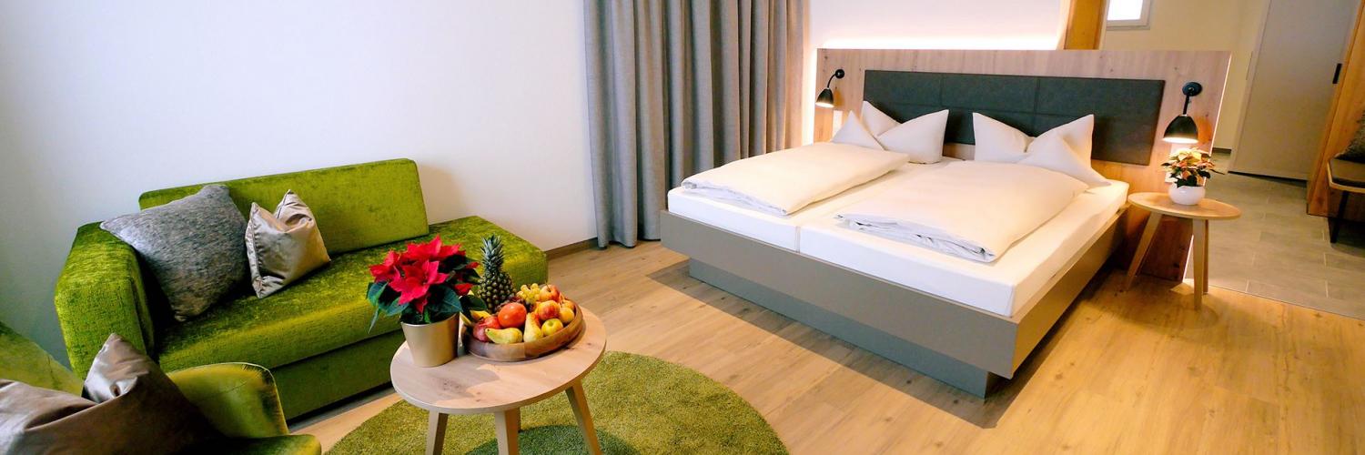 Juniorsuite Albwiese - Blick auf Doppelbett und Wohnbereich