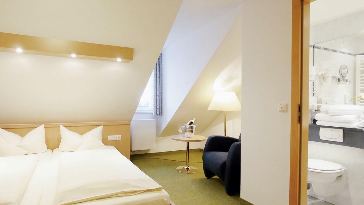 Doppelzimmer Albtrauf Schlafzimmer mit Blick ins Bad