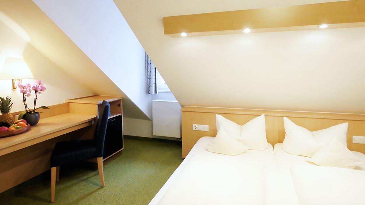 Doppelzimmer Albtrauf Schlafzimmer mit Blick auf den Schreibtisch
