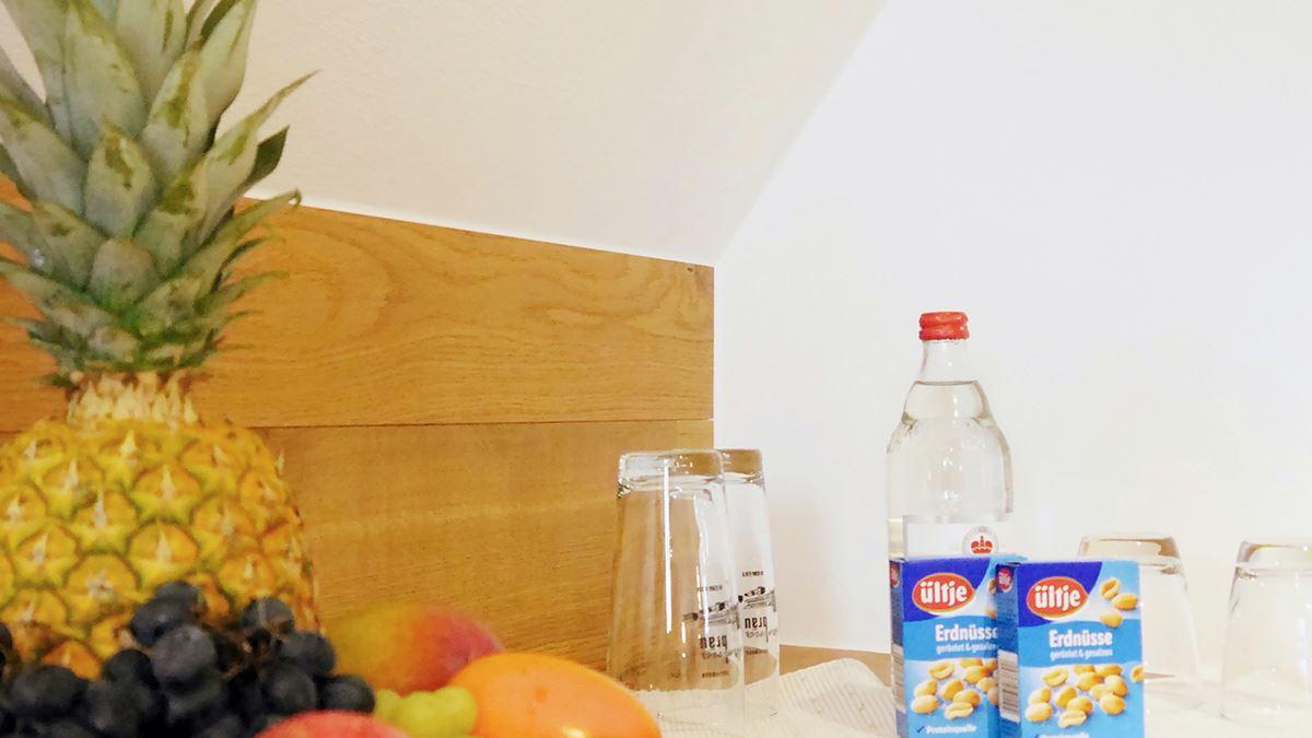 Doppelzimmer Heimatliebe Tisch mit Obstschale und Wasserflasche