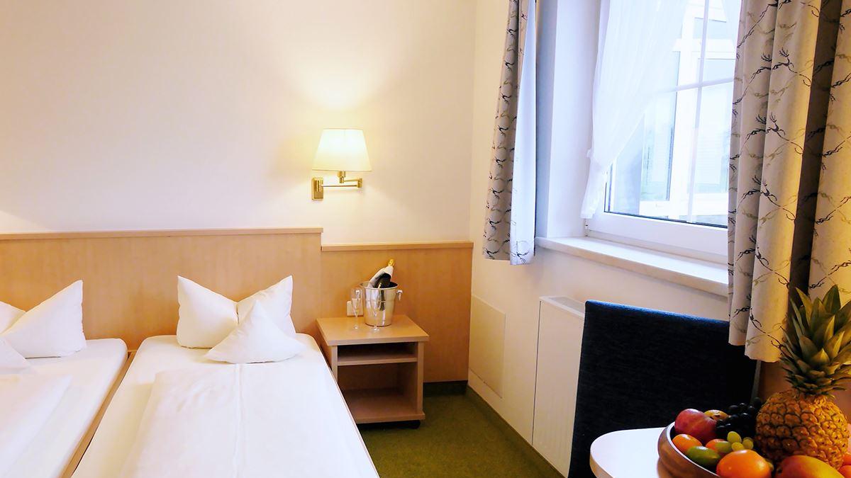 Doppelzimmer Zollernburg Schlafzimmer mit Ausblick
