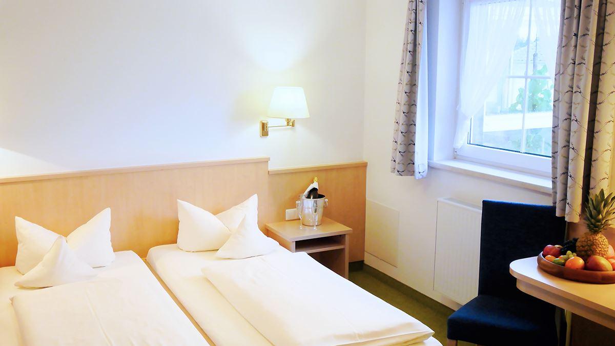 Doppelzimmer Zollernburg Schlafzimmer mit Ausblick