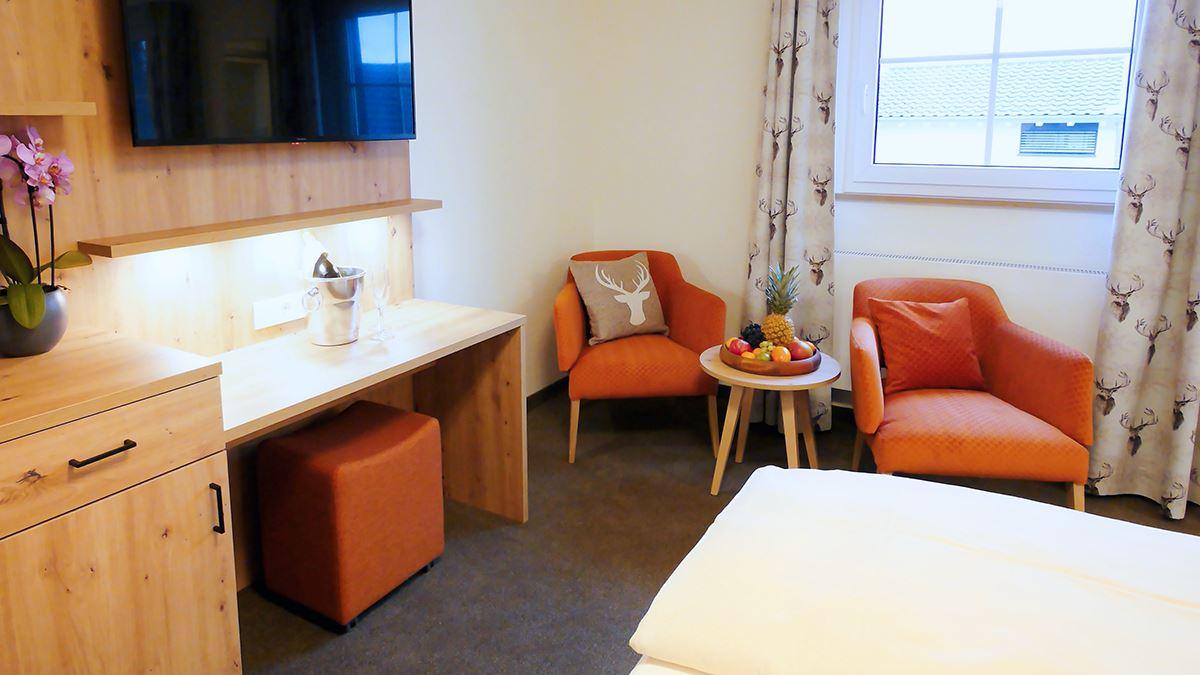 Doppelzimmer NaturPur Sitzbereich und TV