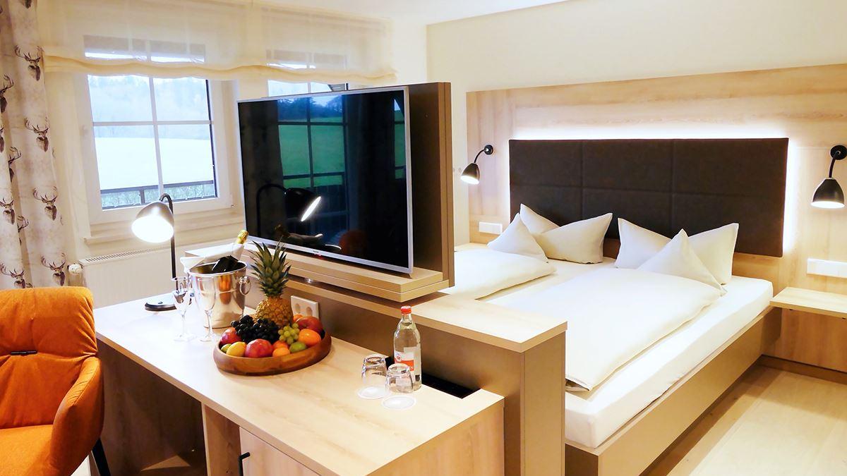 Doppelzimmer NaturPur mit privater Sauna - Schreibtisch, Doppelbett und TV
