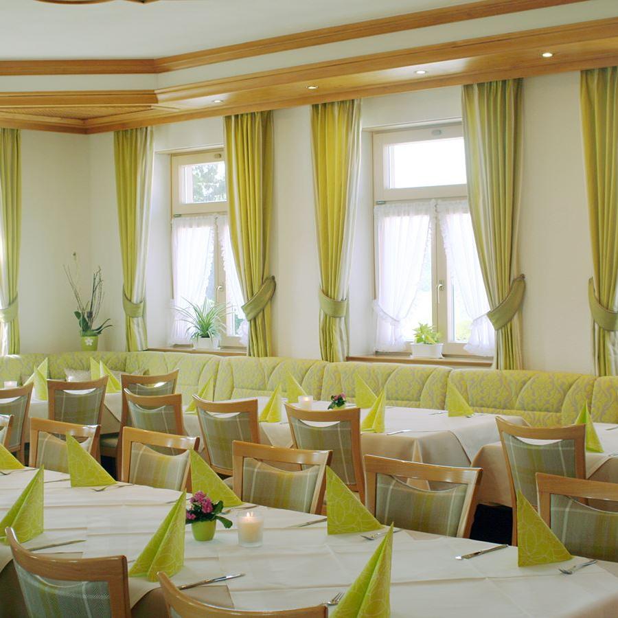 Restaurant - Nebenimmer eingedeckte Tische