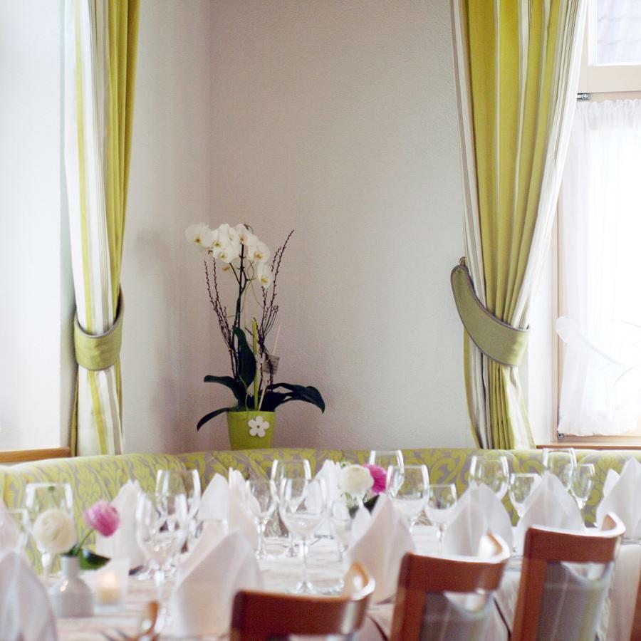 Restaurant - Nebenzimmer eingedeckte Tische