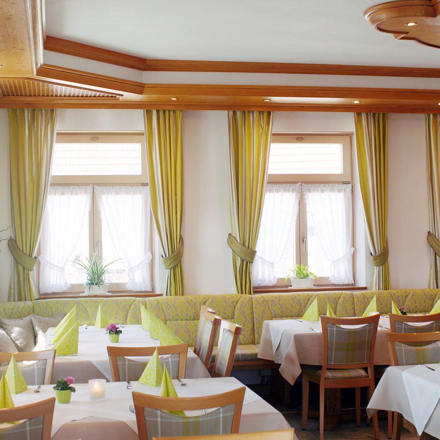 Restaurant - Nebenzimmer eingedeckte Tische