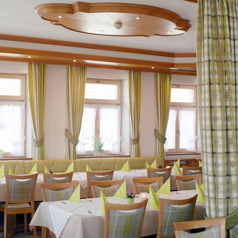 Restaurant - Nebenzimmer eingedeckte Tische