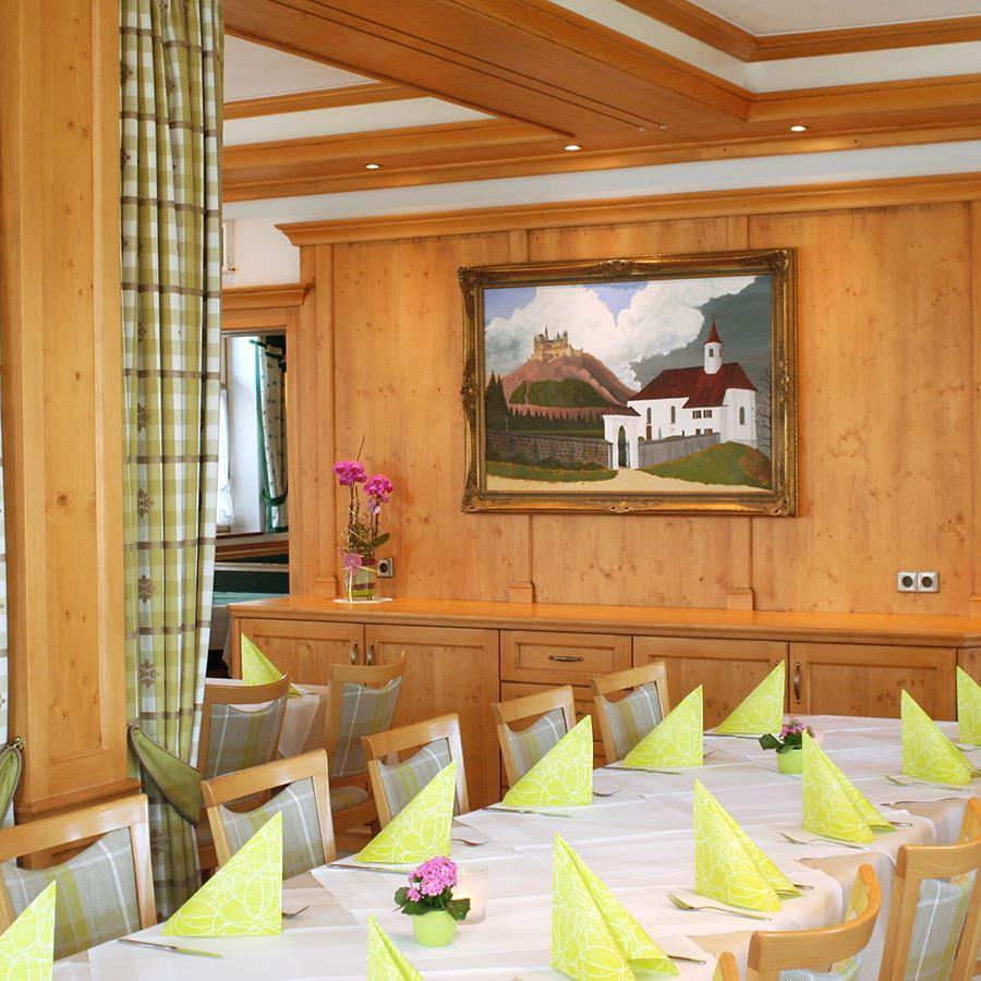 Restaurant - Nebenzimmer eingedeckte Tische
