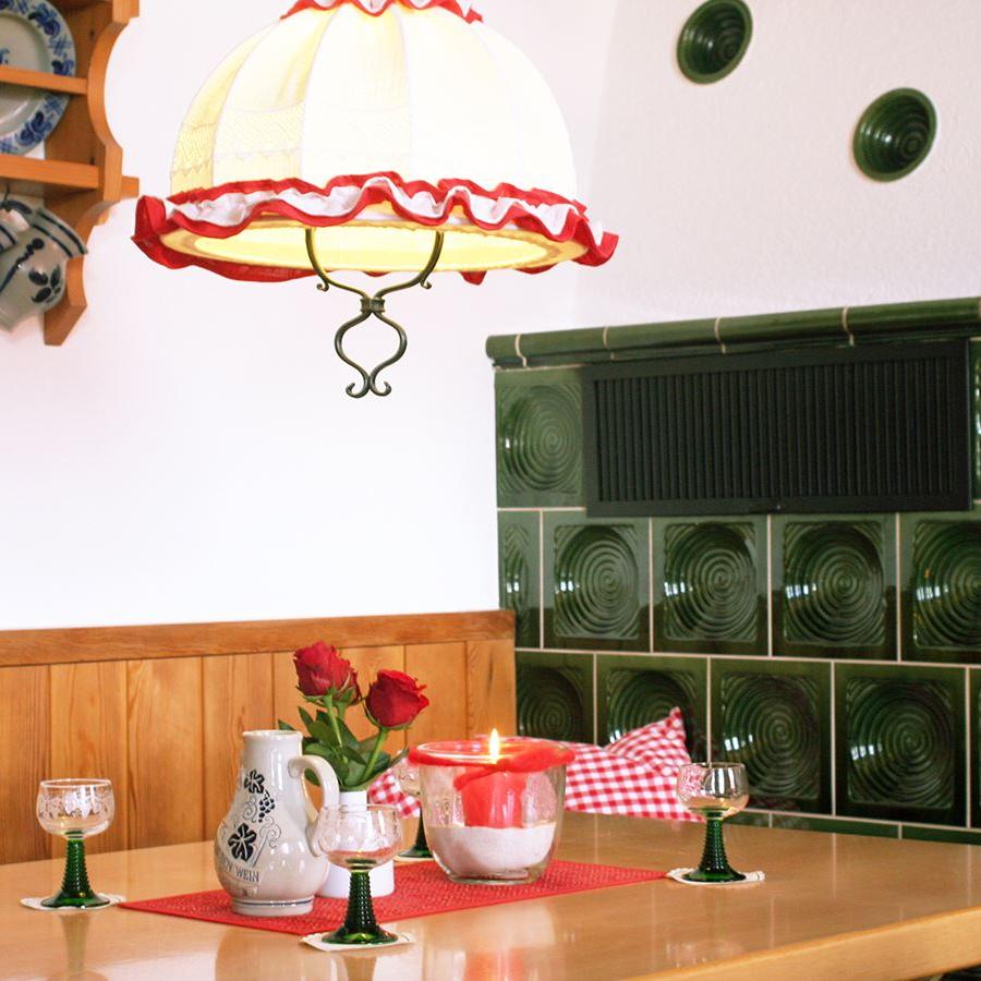Tannengrüner Kachelofen in der Bauernstube mit Stammtisch