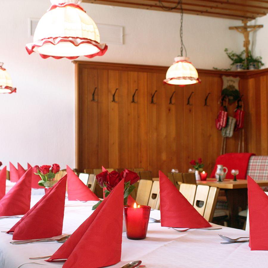 Eingedeckte Tische in der Bauernstube